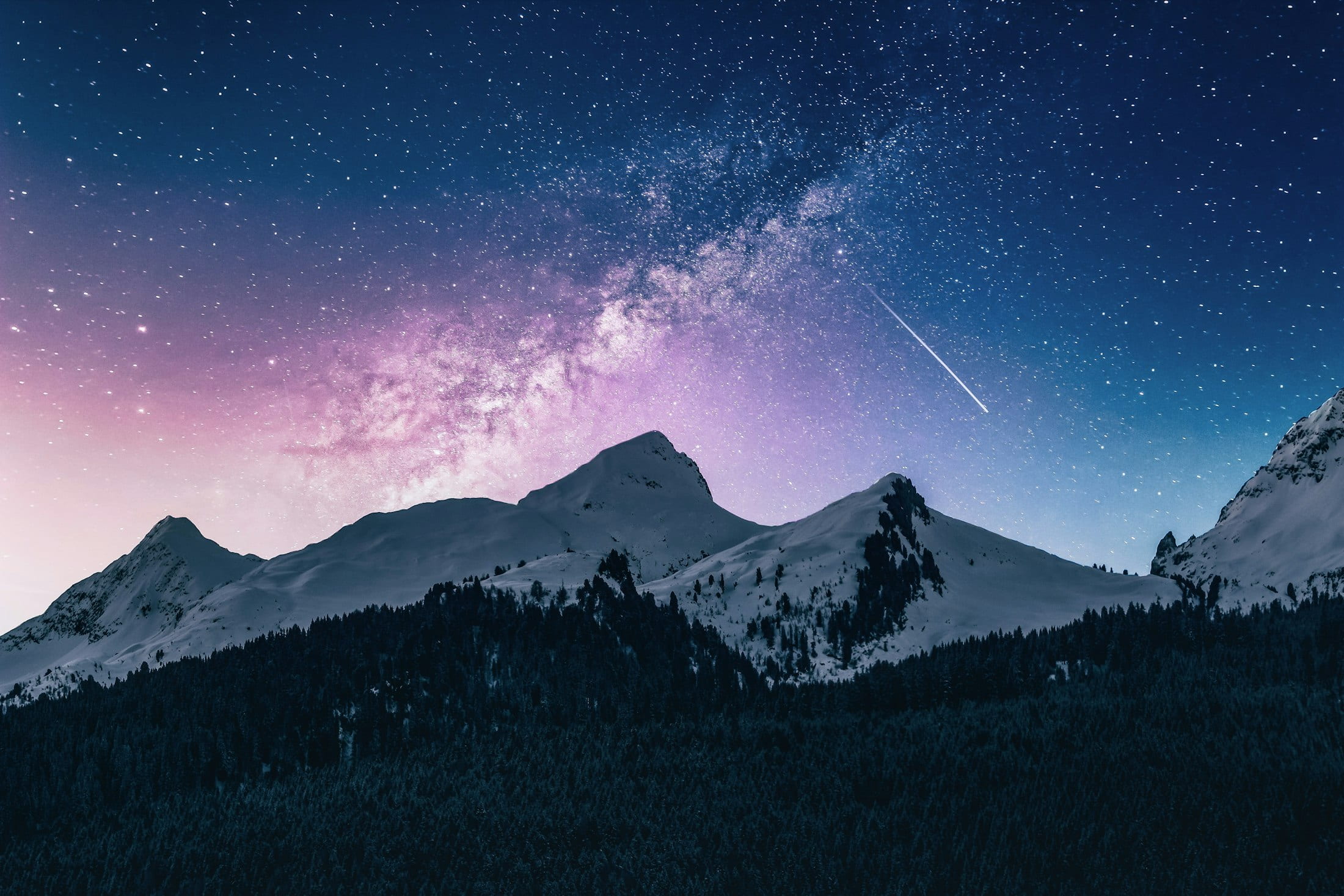 Die Milchstraße über einem Bergkamm bei Nacht