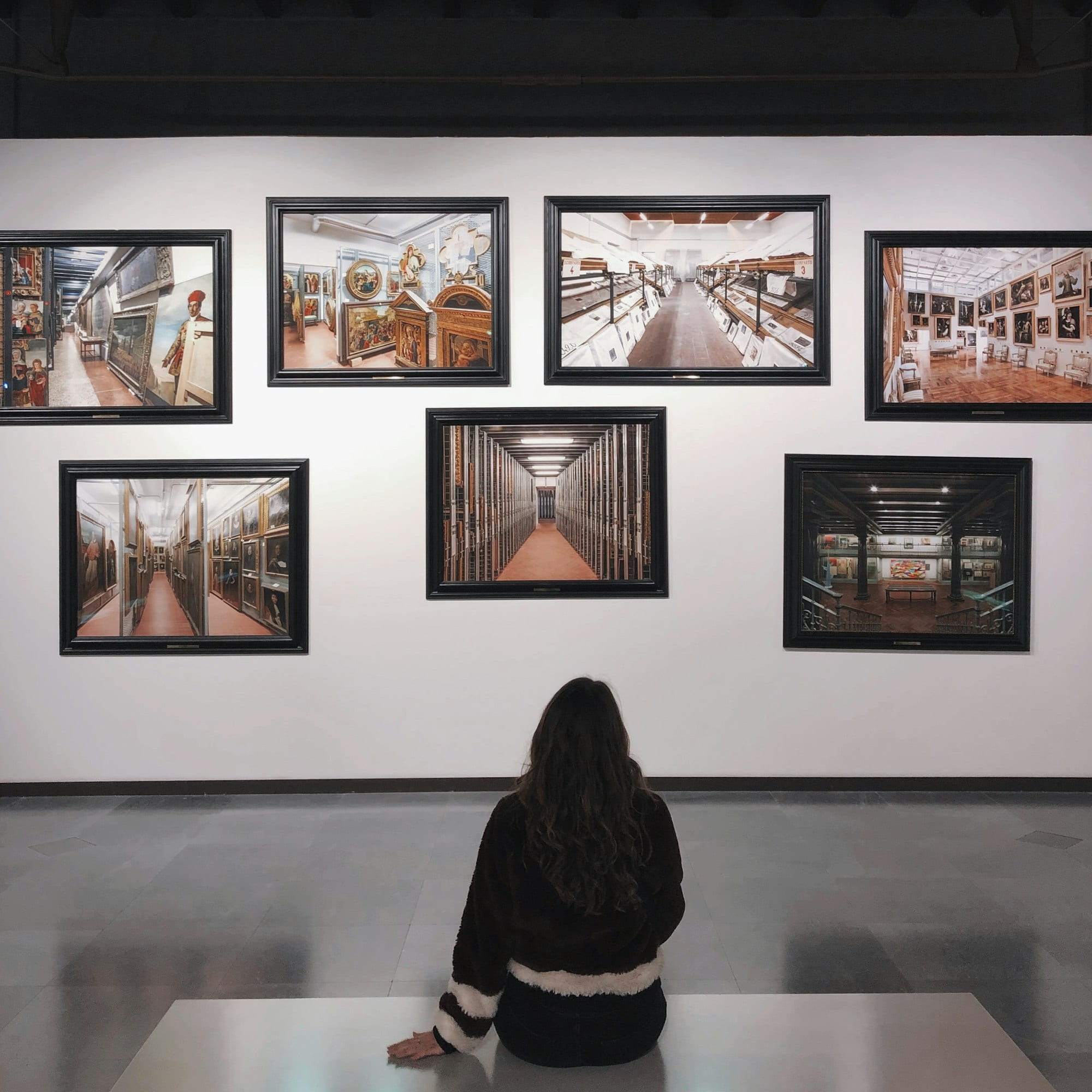 Blick in einen Ausstellungsraum mit gerahmten Abzügen an der Wand