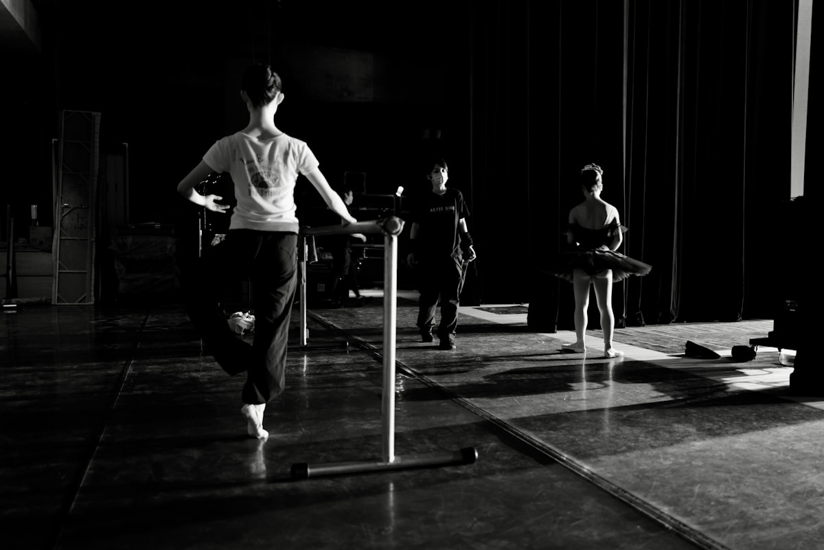 Tänzerinnen an der Ballettstange im Probenraum