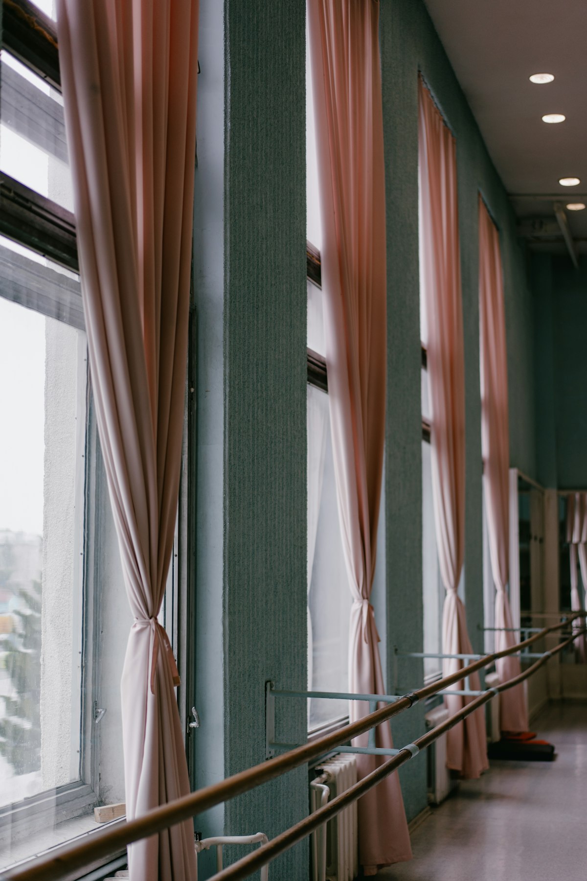 Probensaal mit Ballettstange und Vorhang
